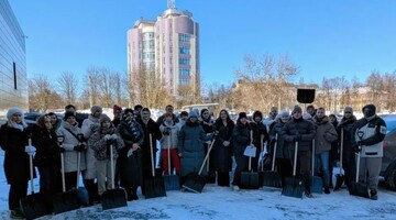 Сотрудники «Зеленой рощи» очистили остановки и контейнерные площадки от снега