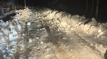 Экипаж мусоровоса во Мценском районе провел 8 часов в снежном плену из-за отсутствия противогололедной обработки